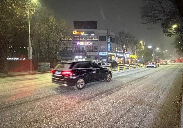 '철원 동송 5.9㎝' 강원 곳곳 눈…빙판길 차량 서행 퇴근길 발 동동