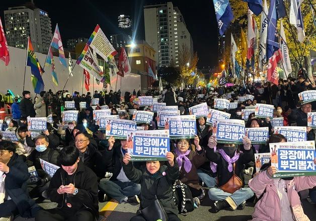 다시 광장에 모인 부산 시민 1000여명…"12·3 잊지 않기 위해"