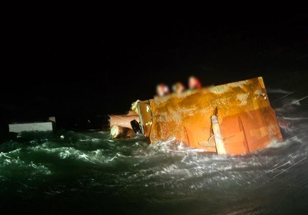 태안 해상서 어선 전복…7명 중 4명 구조, 1명은 심정지(종합2보)