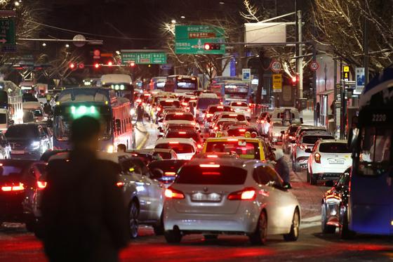 한파·폭설에 경기 전역 '빙판 대란'…밤새 1900건 신고 속출