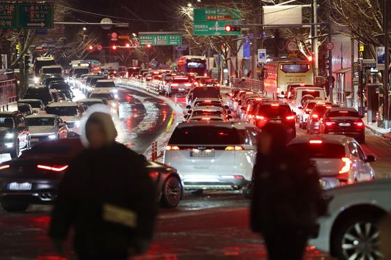 수도권 폭설로 교통혼잡…윤호중 "도로교통 상황·대피요령 등 즉시 안내"