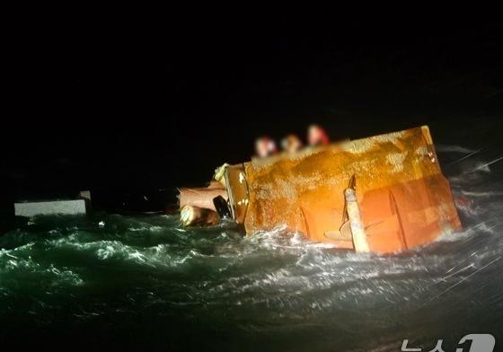 태안 해상서 어선 전복…1명 사망 3명 구조 3명 실종(종합3보)