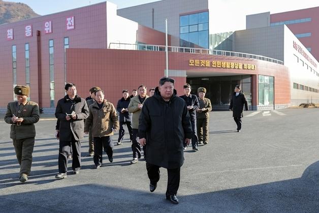 김정은, 신양·북창·은산 지방공장 현장 연이어 점검…"지방공업혁명"