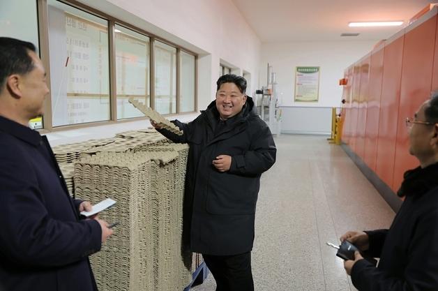 김정은, 연말 맞아 지방공업공장 연이어 방문 [데일리 북한]