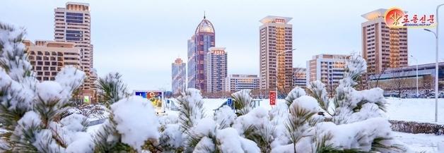 평양에도 '첫눈'…초고층 살림집과 모란봉에 눈 쌓여[포토北]