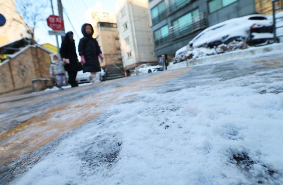 경부고속도 판교JC 근처 화물차 미끄러짐 사고…1차로 통제(종합)
