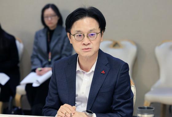 산업장관 "가짜일 30% 줄일 것"…李 "재밌는 아이템…다른 부처도 동참"