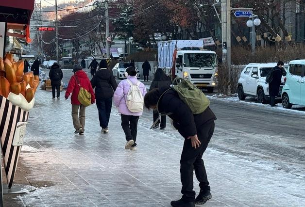 간밤 폭설로 꽁꽁 언 인도…연신 '엉덩방아'에 힘겨운 출근길