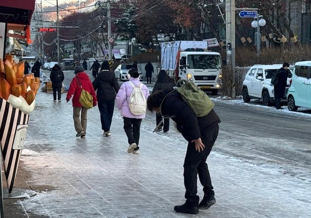 간밤 폭설로 꽁꽁 언 인도…연신 '엉덩방아'에 힘겨운 출근길