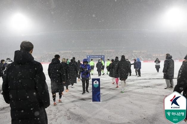 폭설로 1차전 연기 부천-수원FC 승강 PO, 2차전도 8일 오후 7시로 변경