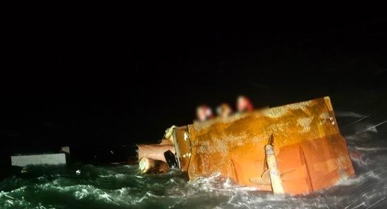 '태안 해상 어선 전복' 40대 실종자 1명 추가 발견…심정지