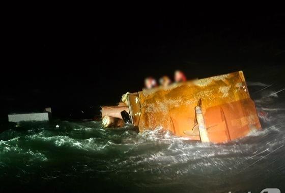 '태안 해상 어선 전복' 40대 실종자 1명 추가 발견…심정지