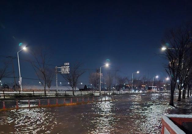 수원 탑동 지하차도 인근 상수도관 파열…도로 일부 통제