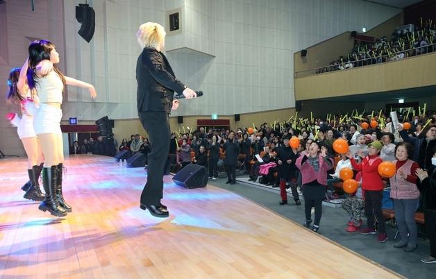 "1년에 한 번은 웃어야죠"…문화 불모지 괴산 밝힌 송년음악회