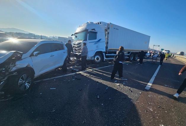 청주 3순환로서 차량 9대 추돌…12명 병원 이송