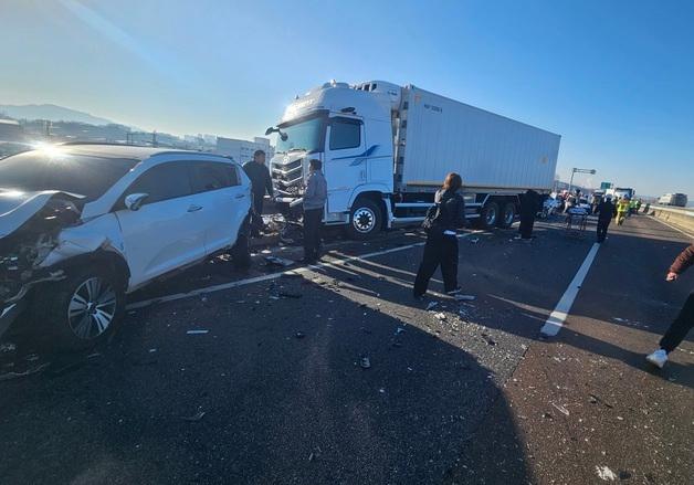 청주 3순환로서 차량 9대 추돌…12명 병원 이송