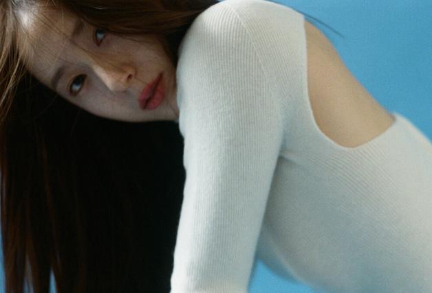 크리스탈, 매혹적 눈빛…첫 솔로 '솔리터리' 뮤비 공개