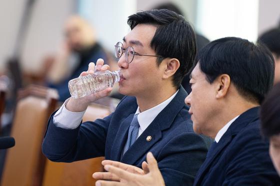 국힘 서울시 여성 광역·기초의원 "장경태 2차 가해 중단, 의원직 사퇴"