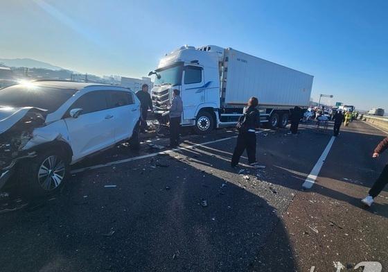 청주 3순환로서 차량 9대 추돌…18명 다쳐(종합)