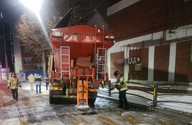 인천서 제설 트럭 미끄러져…공무원 1명 부상