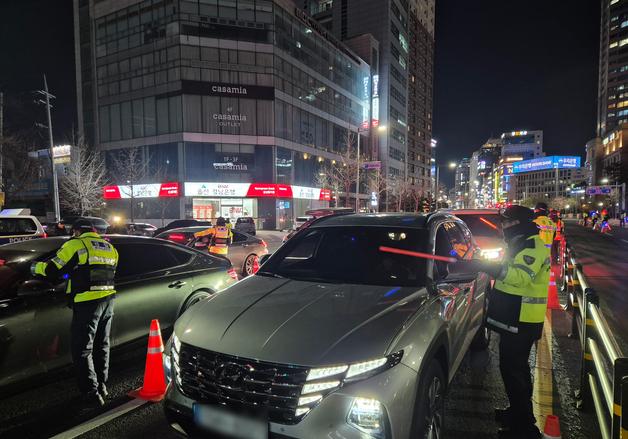 [르포] 연말 음주운전 특별단속 첫날… 울산서 4시간 만에 10명 적발