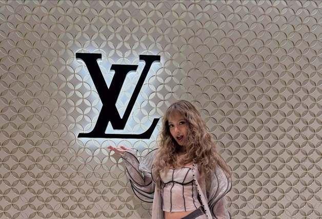 블랙핑크 리사, '재벌 남친' 가문 명품 브랜드 행사장 출격…독보적 미모