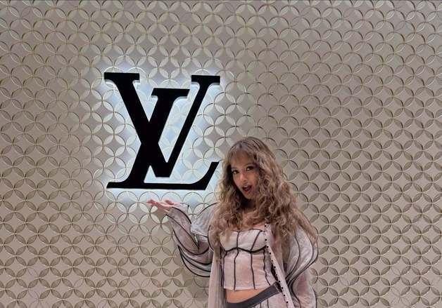 블랙핑크 리사, '재벌 남친' 가문 명품 브랜드 행사장 출격…독보적 미모