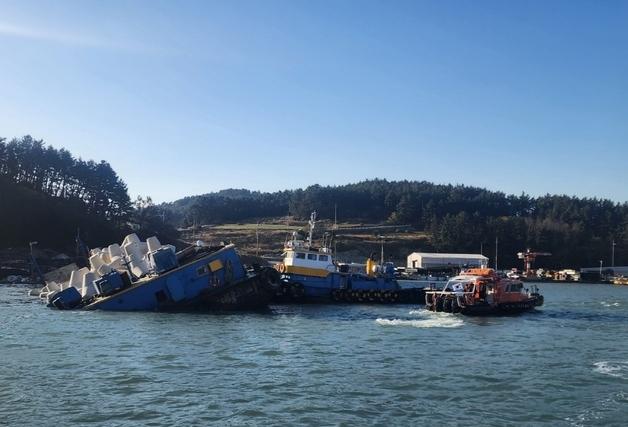 완도 청산도 항내서 414톤급 바지선 암초 충돌 침수