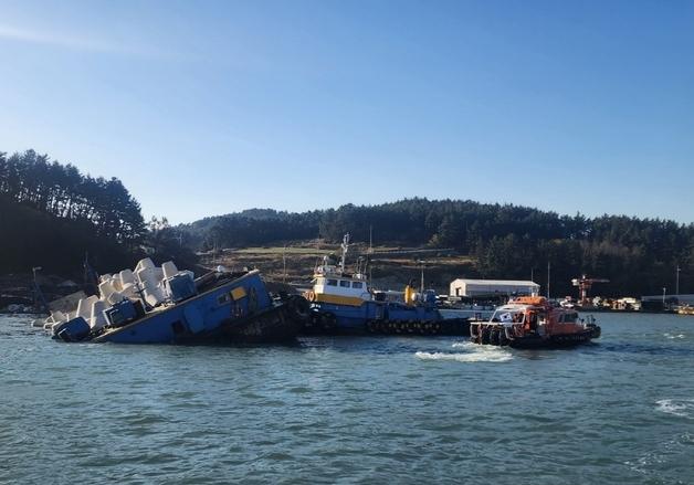 완도 청산도 항내서 414톤급 바지선 암초 충돌 침수