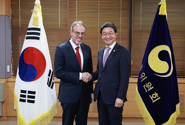 이억원 금융위원장, 아마존 수석부회장 면담…"금융보안 협력방안 논의"