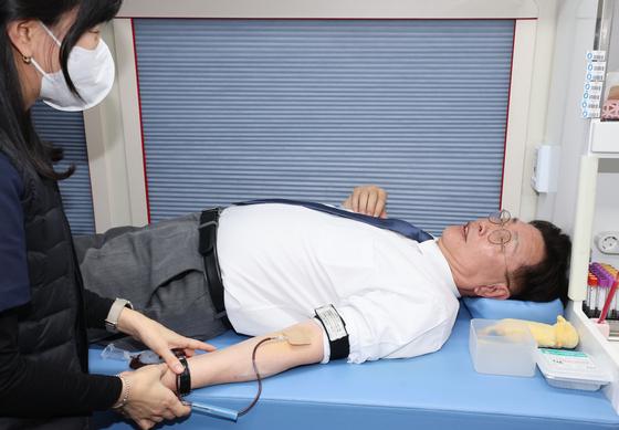 김제선 대전 중구청장, 혈액 보유량 감소…중구직원과 '단체 헌혈'