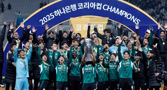 전북, 접전 끝 광주 2-1 꺾고 코리아컵 정상…포옛 지도자상