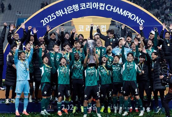 전북, 접전 끝 광주 2-1 꺾고 코리아컵 정상…포옛 지도자상