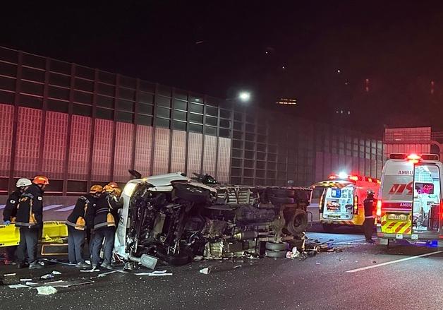 진주 남해고속도로서 3중 추돌사고…1명 사망