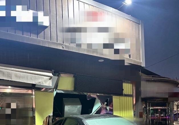 부산 기장서 음주차량 식당에 돌진…인명피해는 없어