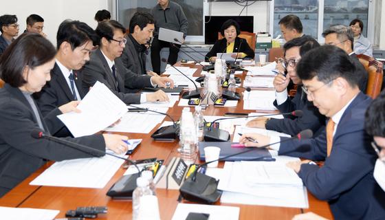 '입틀막'인가 '가짜뉴스 퇴치'인가…與허위조작정보 근절법 여전히 논란