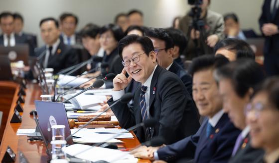 미소 짓는 이재명 대통령