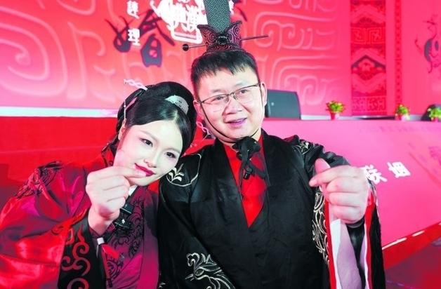 대지진 현장서 4시간 손으로 땅 파 소녀 구조…17년후 그녀와 결혼한 대원