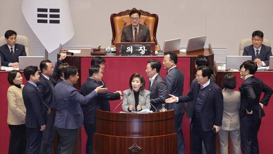 [뉴스1 PICK]국회, 가맹사업법 개정안 상정에 野 필리버스터…여야 입법 대치