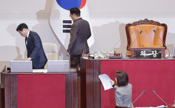 본회의 '필버 충돌'…禹, 마이크 끄고 정회에 野 고성 항의