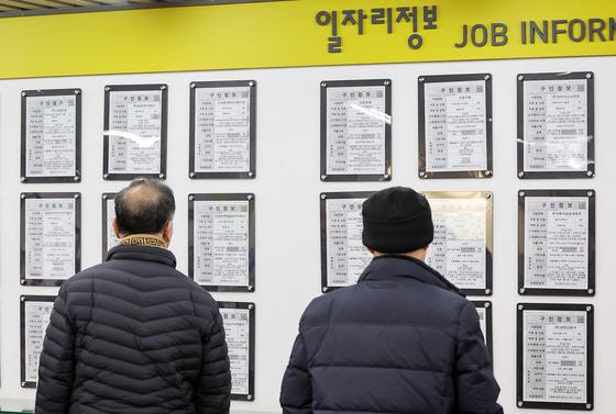 "더 일할 수 있어 환영" vs "청년 일자리 줄어"…65세 정년에 엇갈린 반응