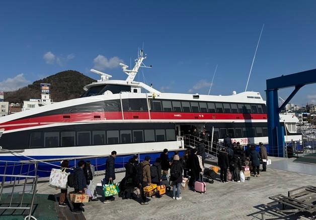 '여수∼거문도 뱃길 중단' 막아…법정 다툼은 지속