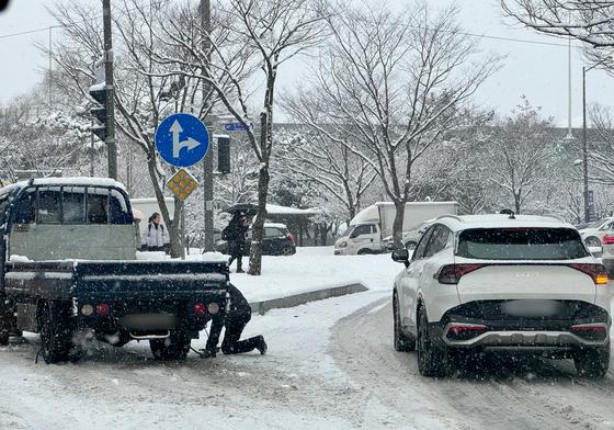 "겨울철 눈·비로 인한 미끄럼 교통사고 12월이 1월보다 더 위험"