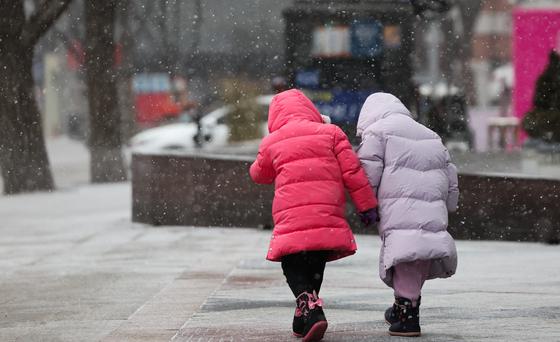 "첫눈, 밤새 빙판길로"…전국 영하권, 강풍에 체감온도 '뚝'(종합)