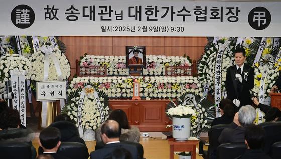  대관이 형! '빚 없는' 하늘나라에서 편히 쉬세요...후배들 '해뜰날' 부르며 오열