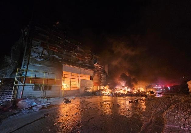 김해 자원순환시설 불 14시간만 완진…2억 9700만원 피해(종합)