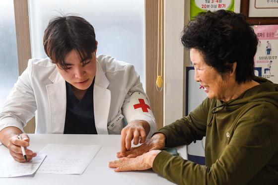 '통합돌봄'의 보이지 않는 공백…도서·산간과 구강 노쇠[특별기고]