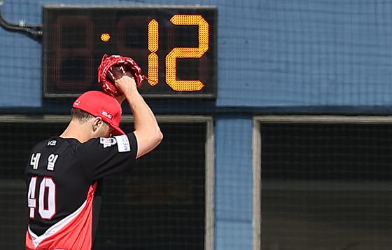 KBO리그 피치 클록, 내년부터 2초 더 단축…주자 없을 때 18초 제한