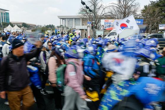 '계엄 1년' 국회 앞 진보·보수 단체 집결…교통혼잡 예상(종합)