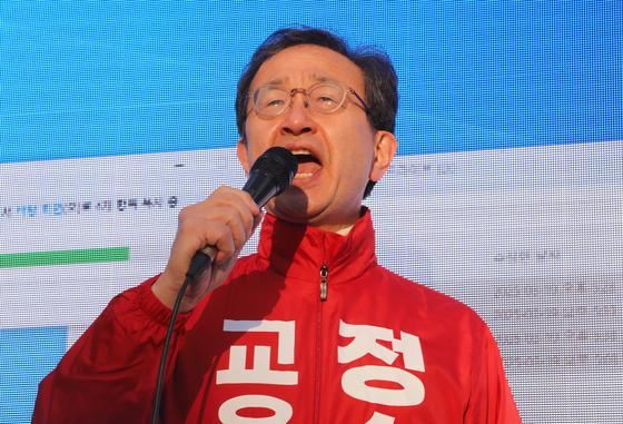 '선거운동에 확성장치 이용' 정승윤 부산대 교수 첫 재판서 혐의 부인